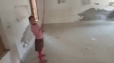 डलमऊ: दीन शाह गौरा के प्राथमिक विद्यालय बांसी रिहायक में बच्चे लगा रहे झाड़ू, वीडियो हुआ वायरल