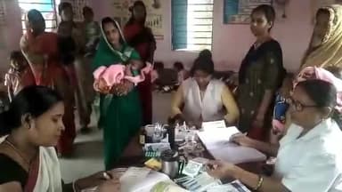 कुढ़नी: रतनौली में आंगनबाड़ी केंद्र पर टीकाकरण के साथ चमकी बुखार से बचाव को लेकर दिए गए लेकर सुझाव