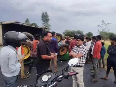 तेंदूखेड़ा: चोरई के पास ट्रैक्टर अनियंत्रित होकर पलटा, चालक को ग्रामीणों ने सुरक्षित बाहर निकाला