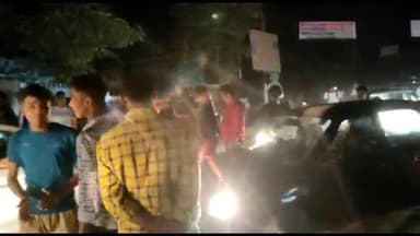 प्रयागराज: भारद्वाज पुरम में बिजली और पेयजल आपूर्ति बाधित होने से स्थानीय लोगों ने सड़कों में लगाया जाम