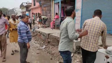 धनघटा: रोसया बाजार निवासी एक महिला ने सड़क बना रहे ठेकेदार के ऊपर बुलडोजर से दबा देने का लगाया आरोप