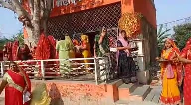 चित्तौड़गढ़ शहर की नाडोलियां बस्ती में महिलाओं ने पीपल वृक्ष पर की दशा माता की पूजा।