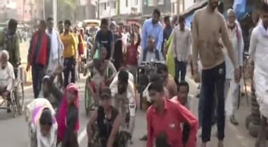 राघोगढ़: शहर में 18वें दिन दिव्यांग स्वाभिमान पदयात्रा का बदला रूट, सदर बाजार से हनुमान चौराहे पर पहुंचकर कराया मुंडन