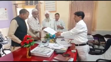 हनुमानगढ़: जबलपुर से संचालित श्रीधाम एक्स्प्रेस हनुमानगढ़ तक करने की मांग, लोगों ने  जंक्शन में रेलवे स्टेशन अधीक्षक को सौंपा ज्ञापन