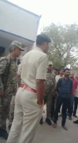 भिंड नगर: एसपी ऑफिस में आरक्षक सुलतान सिंह ने किया हंगामा, डीएसपी हेड क्वार्टर के चेंबर में फाड़ी अपनी ही वर्दी