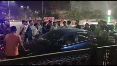 प्रयागराज: सिविल लाइंस में बीती रात दो कार की आपस में टक्कर के बाद जमकर हुआ हंगामा, मौके पर पहुंची पुलिस