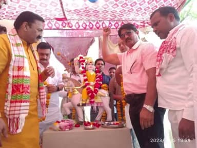 वीरांगना महारानी अवंती बाई लोधी अमर रहें।

#लोधी समाज के लिए बहुत गर्व की बात है कि ग्राम लौकहा, भरखनी, हरदोई पर श्री रमेश राजपूत जी एवम् लोधी समाज हरदोई द्वारा आयोजित वीरांगना महारानी अवंती बाई लोधी जी की प्रतिमा अनावरण कार्यक्रम में रहना