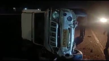 शिवपुरी नगर: पूरनखेड़ी टोल प्लाजा के पास हाइवे पर पलटा पिकअप वाहन, सेल्समैन की हुई मौत व चालक को आई मामूली चोटें