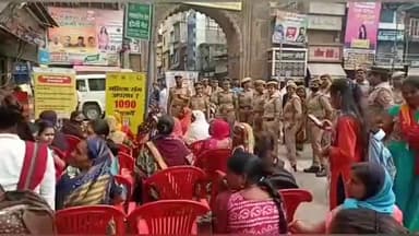 मथुरा: महिला सशक्तिकरण को लेकर मथुरा शहर में नुक्कड़ नाटक के माध्यम से पुलिस ने महिलाओं को दी कानूनी अधिकारों की जानकारी