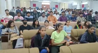 बड़गांव: नव वर्ष पर निकाली जाने वाली शोभायात्रा की तैयारियों को लेकर मोहनलाल सुखाड़िया यूनिवर्सिटी के अतिथि गृह में हुई बैठक