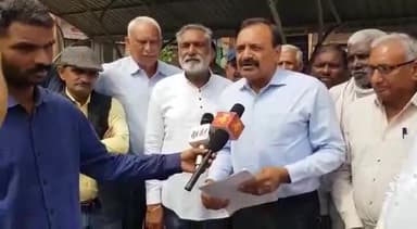 पंचकूला: कॉलोनियों को मूलभूत सुविधाएं देने के संबंध में जजपा ने आज सेक्टर-14 में निगम कमिश्नर को सौंपा ज्ञापन