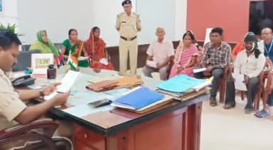 बेगूसराय: कार्यालय कक्ष में एसपी योगेन्द्र कुमार ने लगाया जनता दरबार, 150 फरियादियों की सुनी फरियाद