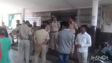 लाडपुरा: मेडिकल कॉलेज अस्पताल में अव्यवस्थाओं को लेकर भाजपा किसान मोर्चा के कार्यकर्ताओं ने किया प्रदर्शन, बैठे धरने पर