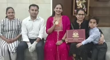 अमरोहा: बीकॉम एलएलबी में पहला स्थान प्राप्त करने वाली अमरोहा की छात्रा को मुख्यमंत्री योगी आदित्यनाथ ने किया सम्मानित