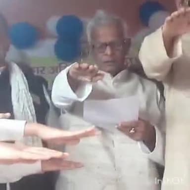 गोगरी: झिकटीया पंचायत में लोहिया स्वच्छ अभियान के तहत संसद चौधरी महबूब अली कैसर के अध्यक्षता में लिया गया शपथ