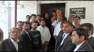 प्रयागराज: शहर में बिजली की समस्या को लेकर सपा कार्यकर्ता और वकीलों ने जिला प्रशासन को डीएम कार्यालय में सौंपा ज्ञापन