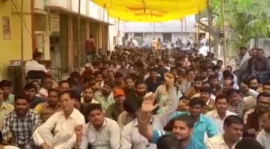 बदायूं: अधीक्षण अभियंता कार्यालय पर अपनी विभिन्न मांगों को लेकर विद्युत कर्मचारियों की सांकेतिक हड़ताल बेनतीजा साबित हुई