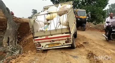 अंबिकापुर: करजी के भाटापारा में तेज रफ्तार अनियंत्रित ट्रक ने छोटा हाथी को मारी टक्कर, बड़ी  दुर्घटना टली