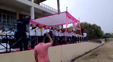 सिरसा: मैराथन में उपायुक्त पार्थ गुप्ता ने खिलाडिय़ों, अधिकारियों, कर्मचारियों व
 उपस्थित जनों को #नशा_मुक्ति की शपथ भी दिलवाई