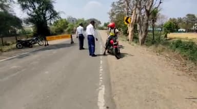 मंदसौर: प्रतापगढ़ रोड 10 नंबर नाके के पास यातायात पुलिस ने वाहन चेकिंग अभियान चलाया, वाहन चालकों पर की कार्रवाई