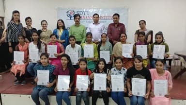 मथुरा: महिलाओं को आत्मनिर्भर बनाए जाने पर पर्यटन अधिकारी डीके शर्मा ने खजानी इंस्टीट्यूट BSA पर छात्राओं को दिए प्रमाण पत्र