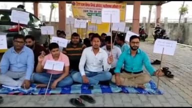 अररिया: डीआरसीसी परिसर में अपने विभिन्न मांगों को लेकर संविदा कर्मी बैठे अनिश्चितकालीन हड़ताल पर