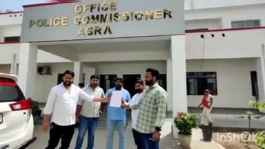 आगरा: कलेक्ट्री में अधिवक्ता अमर सिंह वर्मा द्वारा राष्ट्रपिता महात्मा गांधी के खिलाफ अभद्र टिप्पणी करने पर कांग्रेस आक्रोशित।