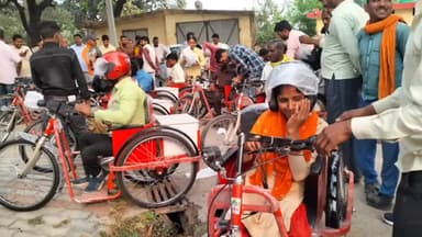 महमूदाबाद: ब्लाक रामपुर मथुरा परिसर में मोटराइज्ड साइकिल वितरण का आयोजन किया गया कुल 26 दिव्यांगों को ट्राई साइकिल वितरण की गई