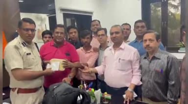 बड़गांव: रेती स्टेंड स्थित सौ फीट रोड पर मिला इज़रायल की महिला का बैग, जागरूक युवाओं ने कलेक्ट्रेट पहुंचकर एसपी को सौंपा बैग