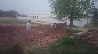 भदोही: मसुधी में विद्यालय की जमीन पर हुए अवैध निर्माण को डीएम के निर्देश पर लेखपाल व पुलिस ने गिरवाया