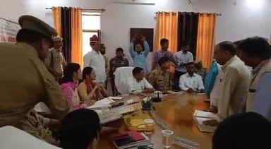 डलमऊ: डलमऊ के निवर्तमान चेयरमैन पंडित बृजेश दत्त गौड़ ने डामरीकरण सड़क बनवाये जाने के लिए डीएम से की मांग