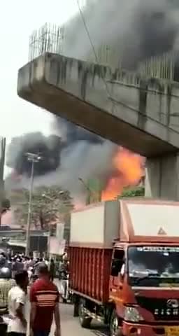 देखिए कैसे जल रही है ये फैक्ट्री किसकी है लापरवाही #tredingvideo