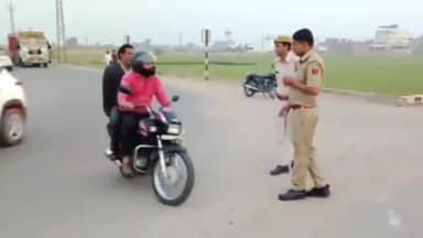 हनुमानगढ़: टाउन दशहरा मैदान के पास पुलिस ने नाका लगा 50 दुपहिया वाहन चालकों के काटे चालान, यातायात नियमो की पालना में की कार्रवाई