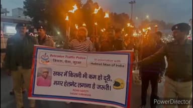 देहरादून: यातायात  पुलिस ने हेलमेट पहनने को लेकर निकाला शहर में मसाल जुलूस