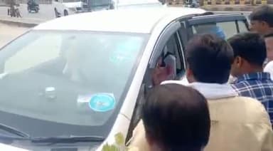 जलालगढ़: तरुणा जाने के क्रम में मिश्री नगर चौक पर मंत्री लेसी सिंह का कार्यकर्ताओं ने किया स्वागत।