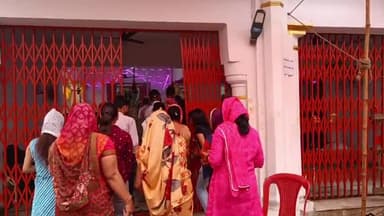 मुरादाबाद कपूर कंपनी स्थित होलीका देवी का मंदिर पर मेले का आयोजन चल रहा है यहां काफी संख्या में श्रद्धालु आते हैं