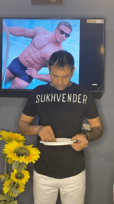 चरखी दादरी: Bodybuilder Yatinder Singh portrait by disposal plate cutting #bodybuilder