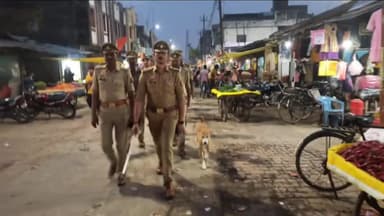 इकौना: एसपी के निर्देश पर इकौना पुलिस ने इकौना कस्बे में पैदल गश्त कर दिलाया सुरक्षा का एहसास