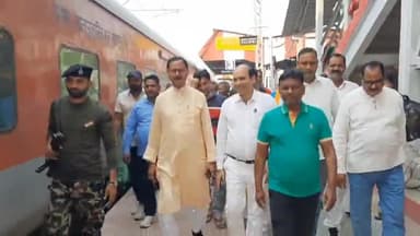 सासाराम: पूर्वा एक्सप्रेस ट्रेन से भाजपा सांसद छेदी पासवान पहुंचे सासाराम, भाजपा कार्यकर्ताओं ने किया भव्य स्वागत