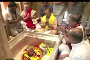 सीएम योगी आदित्यनाथ ने किया बाबा विश्वनाथ का दुग्धाभिषेक