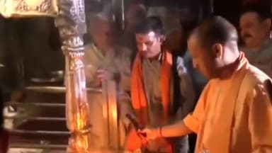 सीएम योगी आदित्यनाथ ने बाबा काल भैरव की उतारी आरती , मंदिर में छाया रहा अंधेरा