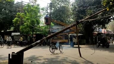 प्रयागराज: कल्याणी देवी चौराहे पर 11 हजार लाइन का पोल गिरने से आवागमन हुआ बाधित, नगर निगम की टीम द्वारा पोल हटाने का काम जारी