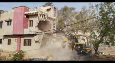 आलीशान मकान तोड़ने की की कार्यवाही, सुबह 5:00 बजे पुलिस के साथ पहुंचा नगरपालिका का अमला।