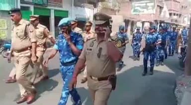 जौनपुर: आगामी त्योहारों के मद्देनज़र रैपिड एक्शन फोर्स ने हुसैनाबाद में किया फ्लैग मार्च