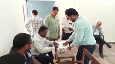 कांके: रांची विश्वविद्यालय में कर्मचारी संघ का हो रहा चुनाव, कर्मचारियों में देखा गया उत्साह