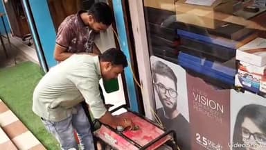 जयसिंहपुर: गुप्तारगंज कस्बे में बिजली संविदा कर्मियों की हड़ताल से बिजली आपूर्ति बंद, दुकानदार परेशान