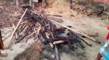 पूर्णिया पूर्व: रामघाट में आग लगने से एक परिवार के तीन घर जले, दो मवेशियों की जलकर हुई मौत