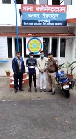 देहरादून: महिला से झपट्टा मारकर मोबाइल चोरी करने वाले दो आरोपियों को क्लेमेंटटाउन पुलिस ने दयानंद इंटर कॉलेज से किया गिरफ्तार