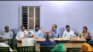 सिलाव: दक्षिण बिहार ग्रामीण बैंक द्वारा पाकी गांव में चौपाल लगाकर ऋण भुगतान करने से होने वाले फायदे के बारे में दी गई जानकारी