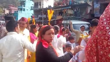 चैत्र माह के शुभारंभ से आठ दिनों तक चलने वाला हमारे उत्तराखंड की लोक संस्कृति के पावन पर्व #फूलदेई के कार्यक्रम के अवसर पर तिलवाड़ा बाजार में स्थानीय बच्चों एवं मातृशक्ति द्वारा निकाली जा रही झांकी में सम्मिलित होकर उनका उत्साह वर्धन किया।